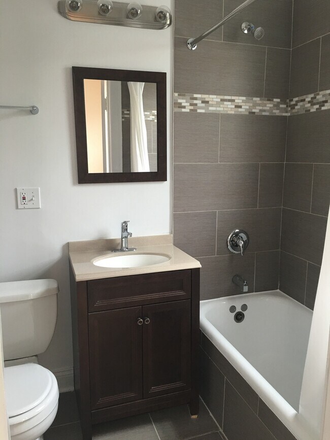 Building Photo - Large, Evanston 1BR! Heat Included - Elmwo...