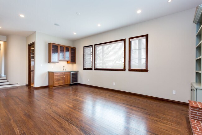 Building Photo - Loma Portal Craftsman with Views