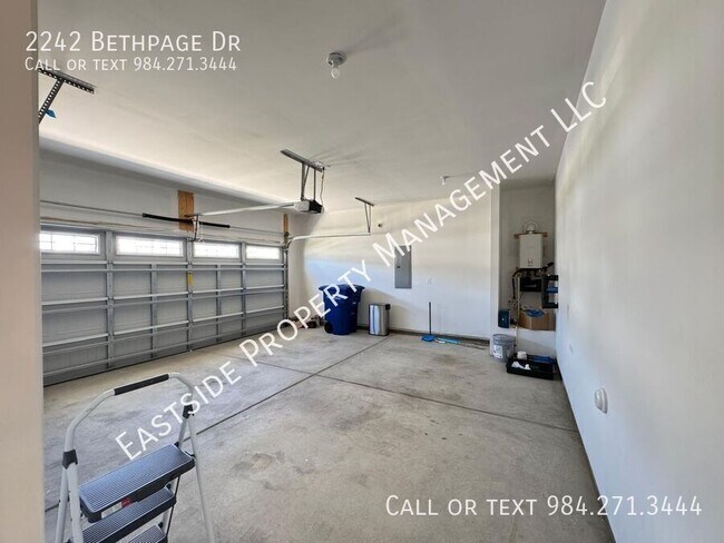 Building Photo - 2242 Bethpage Dr