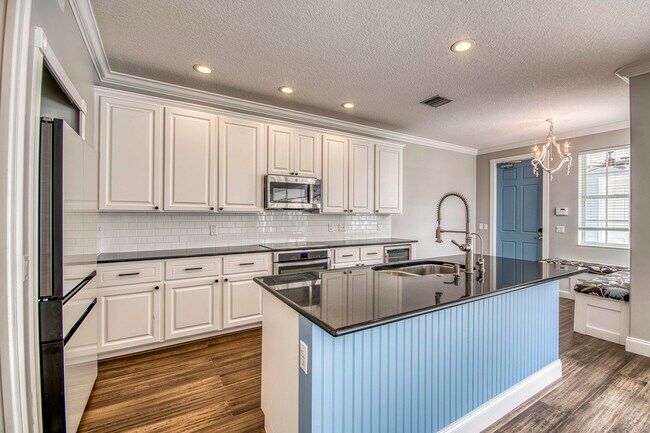 Building Photo - 240 Poinciana Dr