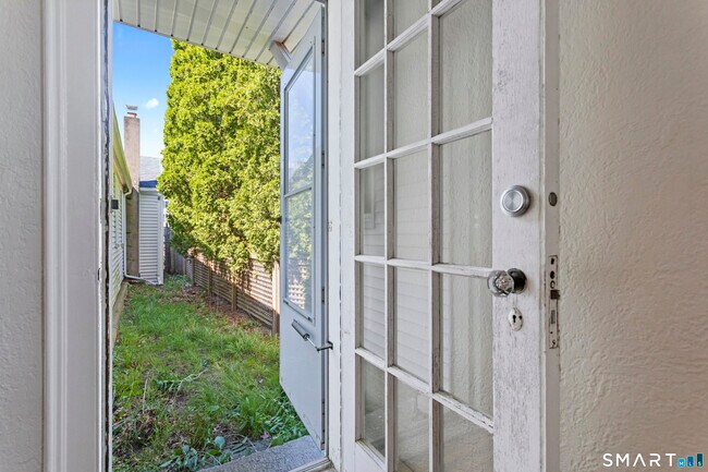 Building Photo - 6 Church St