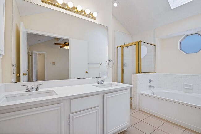 Building Photo - 2230 Cedarwood Dr