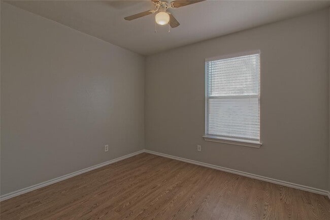 Building Photo - 2211 Creekside Ln