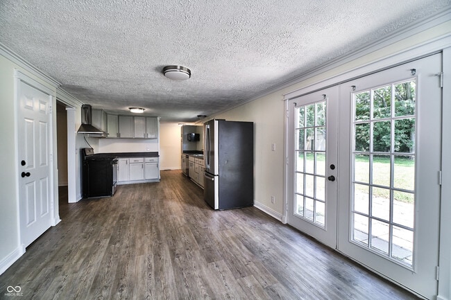 Building Photo - 635 Lake View Dr