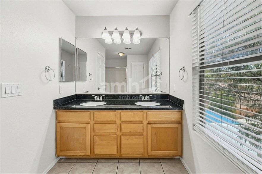 Building Photo - 6133 S Wilson Dr