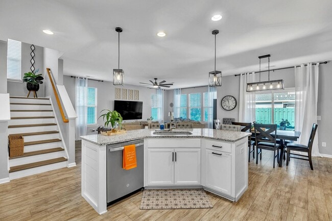 Building Photo - Stunning 4 Bed/2.5 Bath home in Creekside