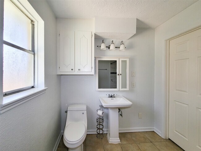 Building Photo - 409 S Travis