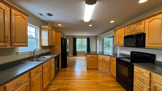 Building Photo - 5685 Hyacinth Ln