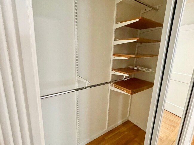 Building Photo - Prime Nob Hill Remodeled Condo, Private Balcony, Parking, Pet ok – PROGRESSIVE
