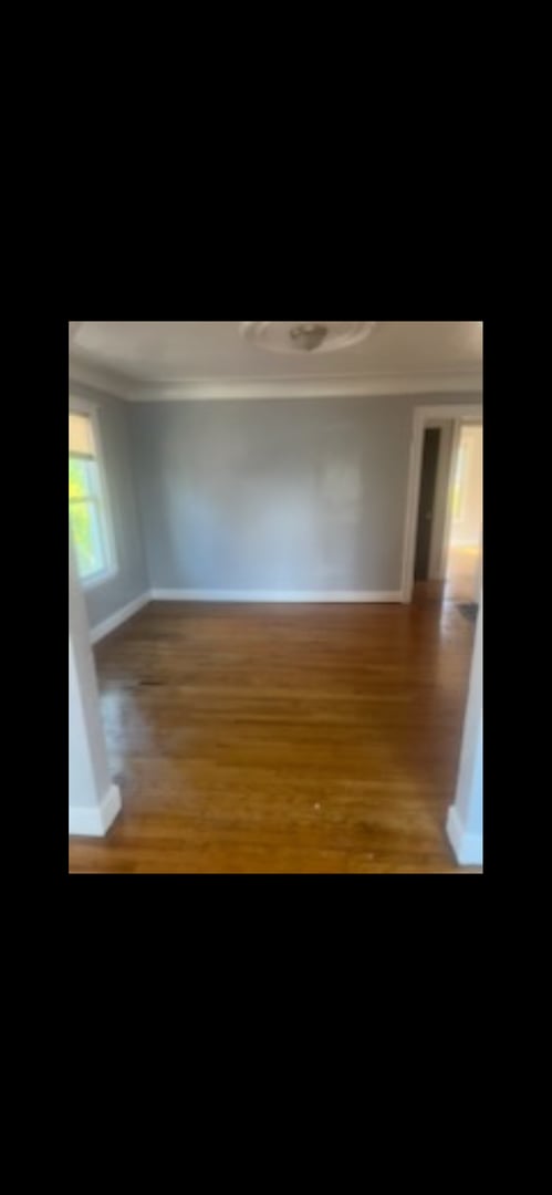 Building Photo - 2 bedroom/ 1 bathroom Upper Unit Flat