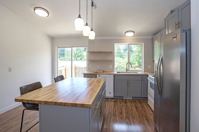 Building Photo - Exquisite 3-bedroom, 2-full bath Home in Puyallup