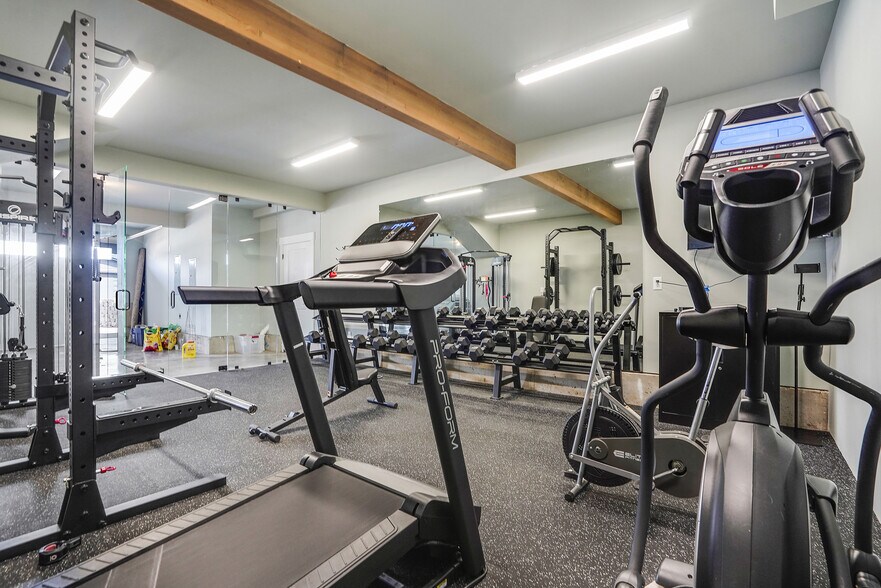 Building Photo - 1132 Thunderbird Ave S