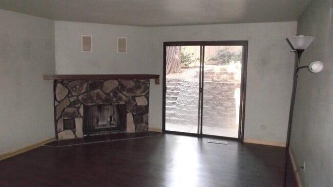 Building Photo - Fabulous 3 bedroom home near Jenkinson Lake.