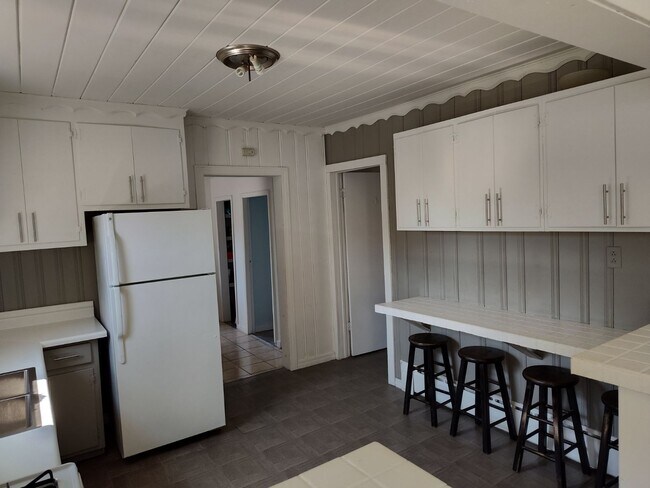 Building Photo - 10850 Parkside Ave