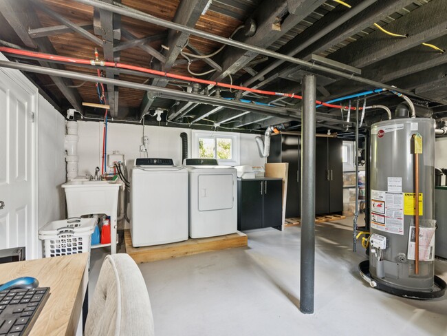 Building Photo - 718 Walnut St.