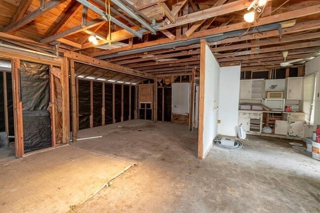 Building Photo - 616 17th Ave N