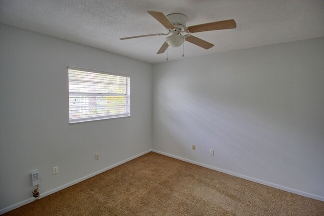 Building Photo - 205 E Esther St