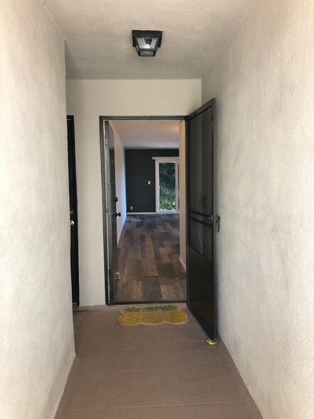 Unit Entry - 4045 E 3rd St