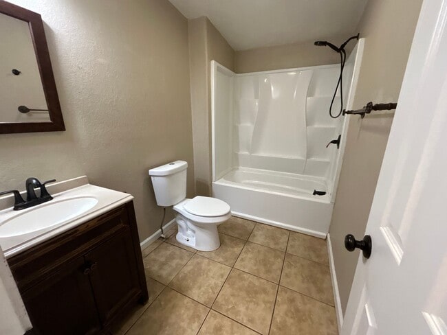 Building Photo - Country home for rent