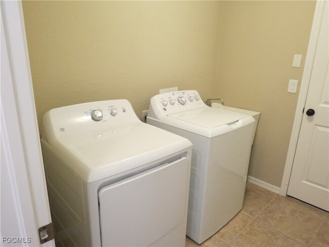 Building Photo - 4145 SW 9th Ave