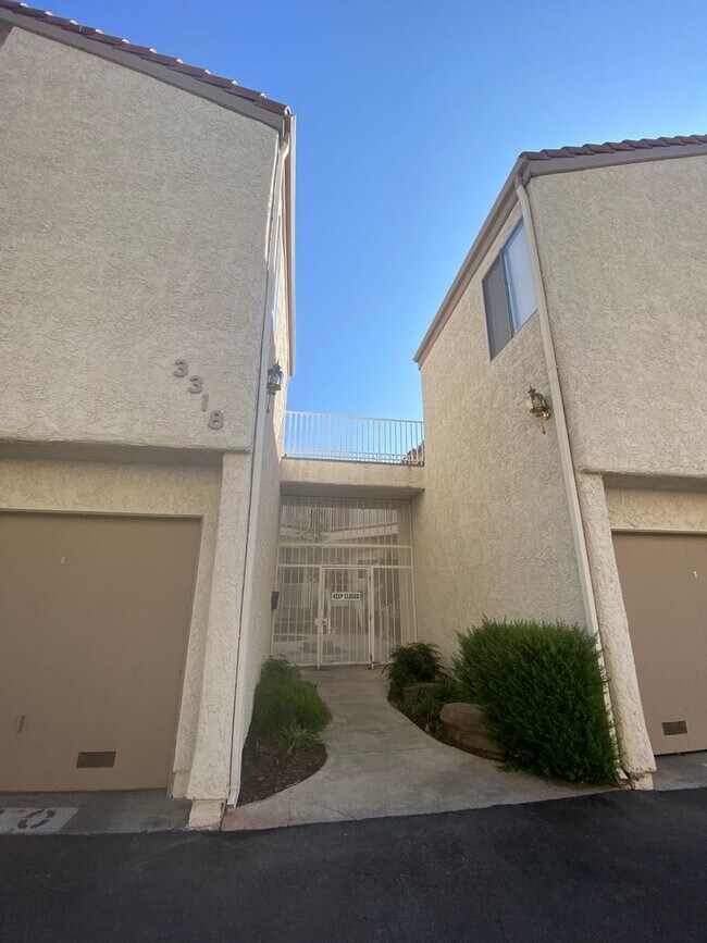 Building Photo - 1 bed, 1 bath Sycamore Villas Condo