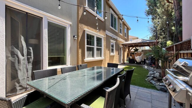 Building Photo - 3BD/2.5BA - Modern 3-Bed Home with Privacy & Amenities: Near Schools, Parks & Shopping!
