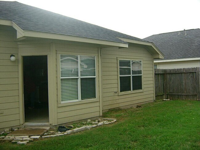 Building Photo - 19754 Cozy Cabbin Dr