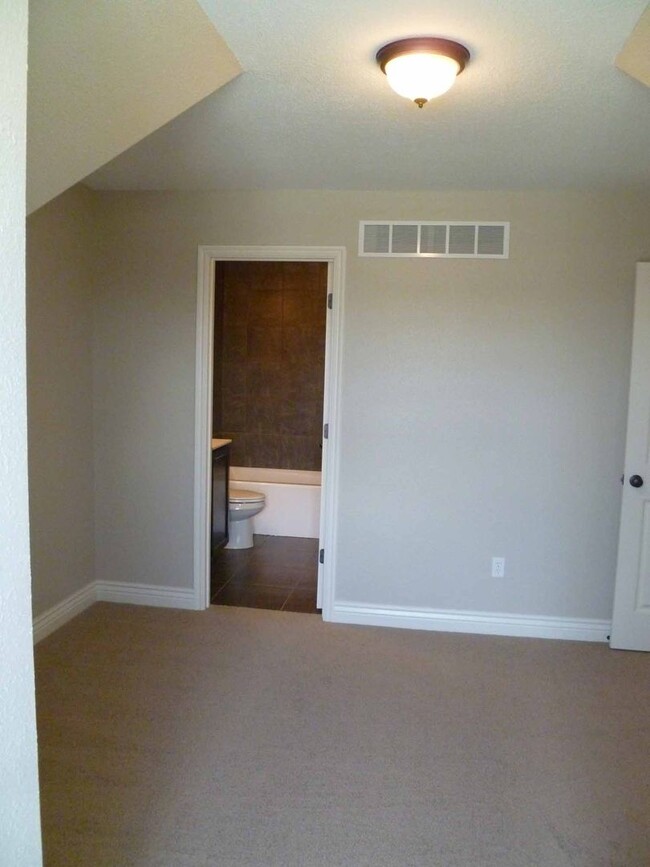 Building Photo - 3 Bedroom 2.5 Bathroom House