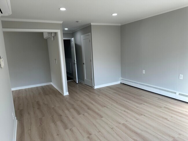 Building Photo - 137 N Center St