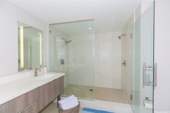 Building Photo - 888 Kapiolani Blvd