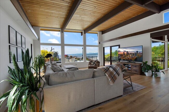 Building Photo - 4Bd/3.25Ba Shoreline House