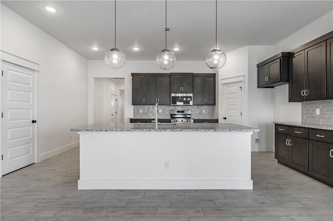 Building Photo - 800 Lewis St