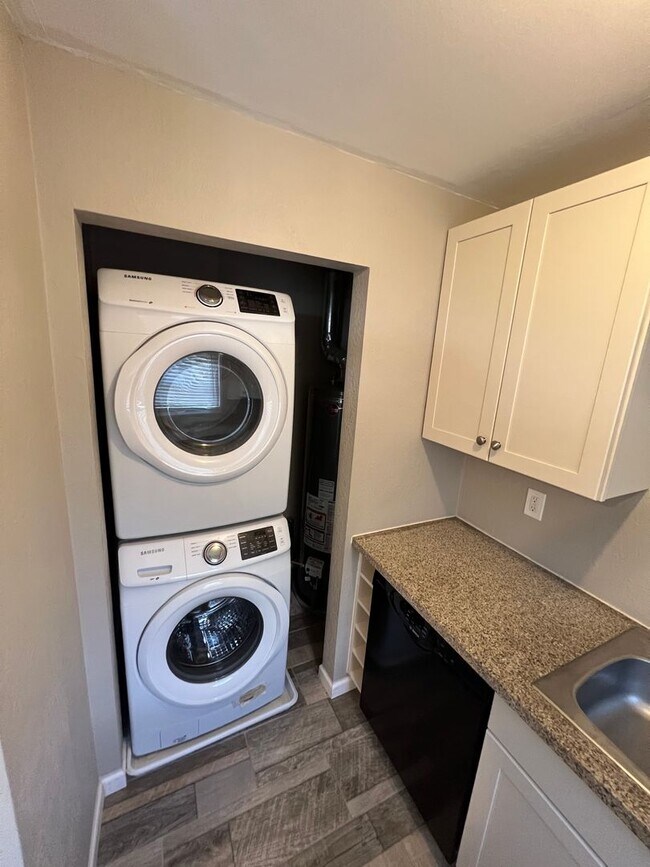 Building Photo - Cute East Denver Bungalow