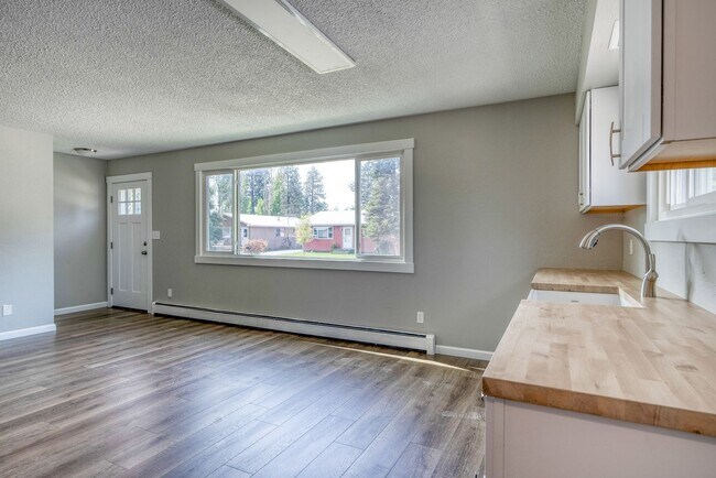 Building Photo - Beautifully renovated three bedroom with l...