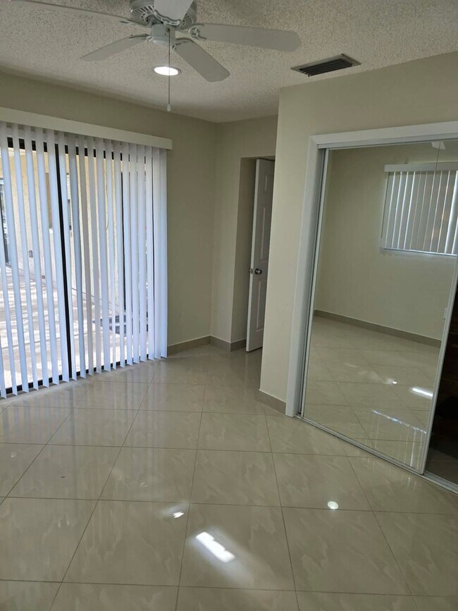 Building Photo - 4458 Dewey Dr