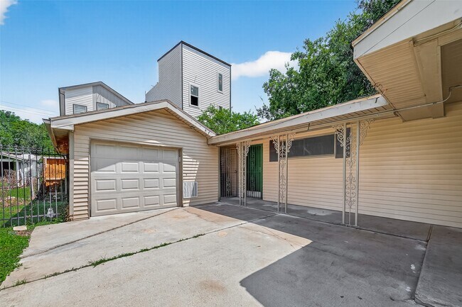 Building Photo - 3817 Anita St