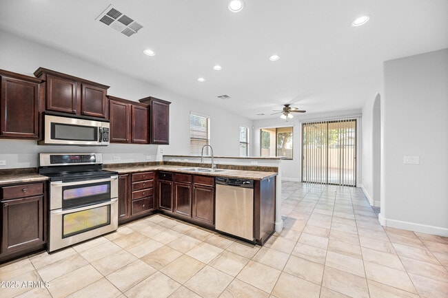 Building Photo - 10805 W Woodland Ave