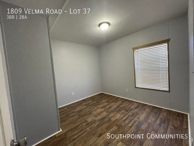 Building Photo - 1809 Velma Rd