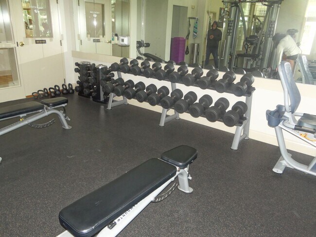 Building Photo - 4 bedroom, 2.5 bath, townhouse - Move in s...