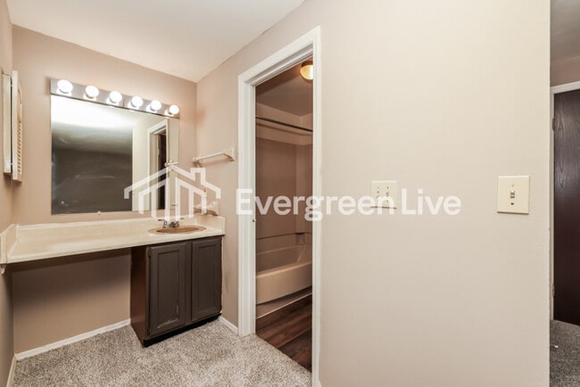 Building Photo - 4727 Stonehedge St