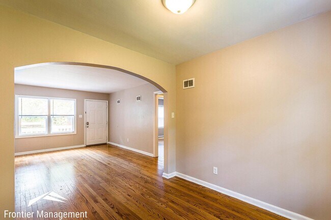 Building Photo - 626 Bertrand St