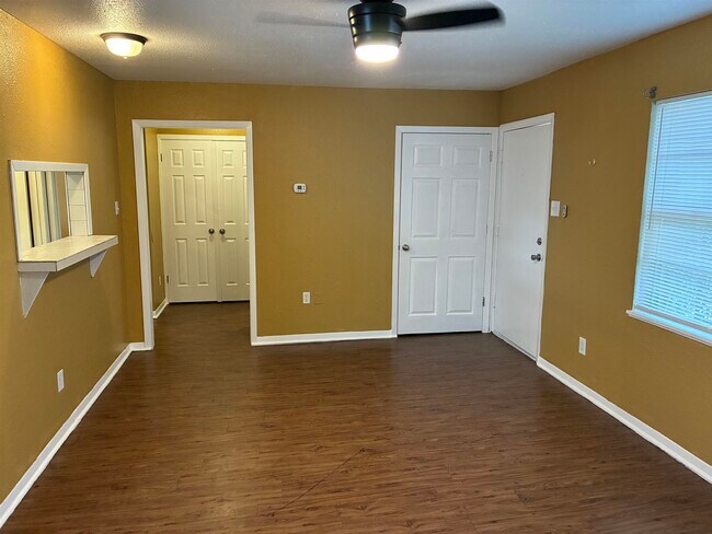 Building Photo - 1112 Northwood Dr