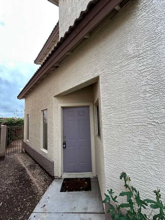 Building Photo - Brand new paint and carpet! 3 Bedroom 2 1/2 Bathroom, Close to Grand Canyon University