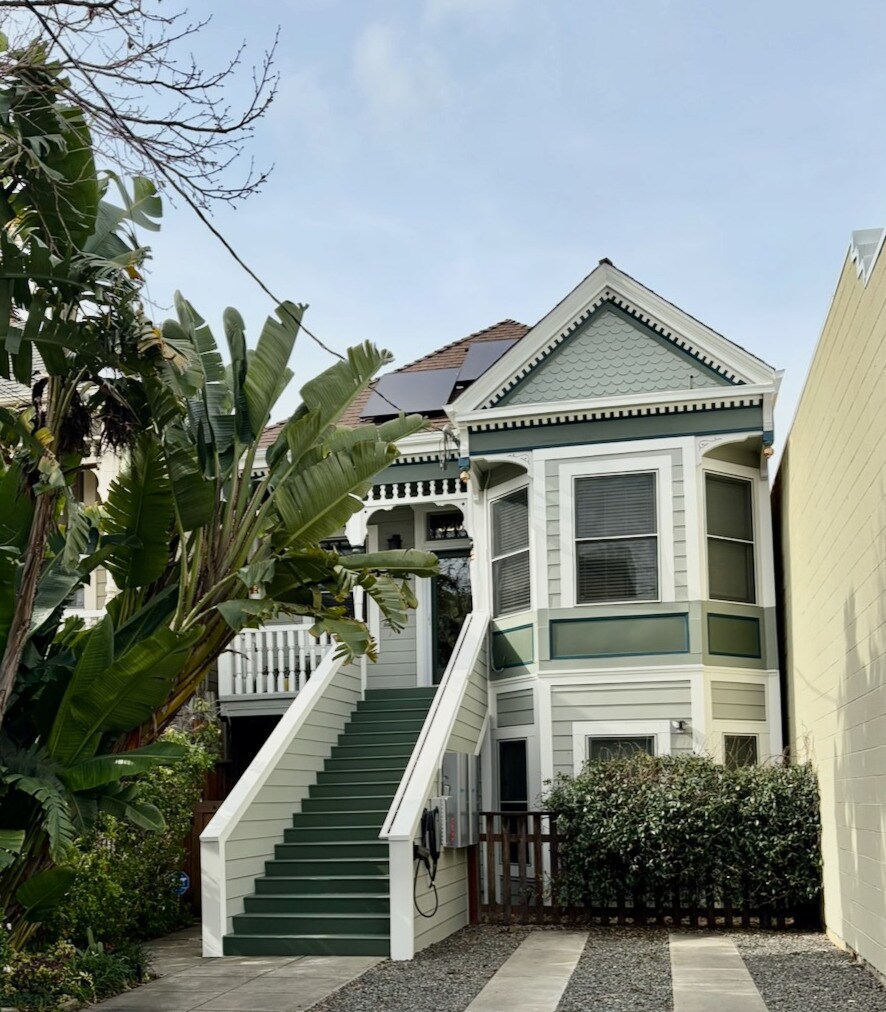 Building Photo - 3263 Louise St