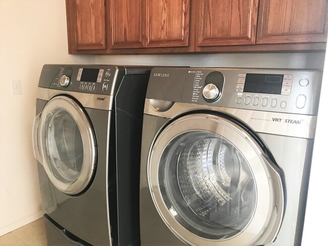 Building Photo - Spacious Home with Convenient Location