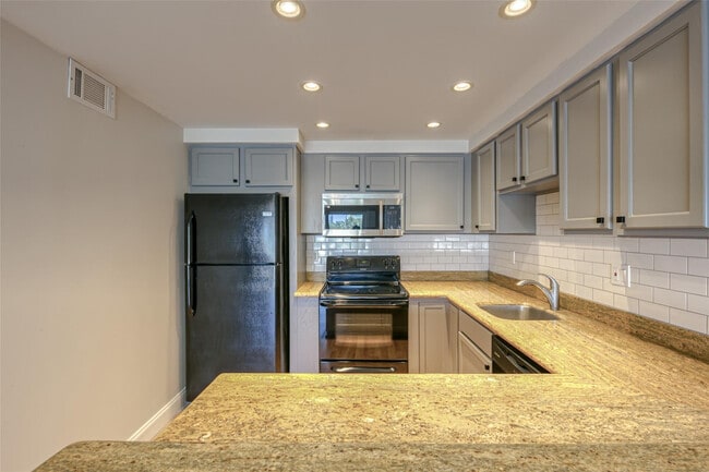 Building Photo - 2900 NE 30th St