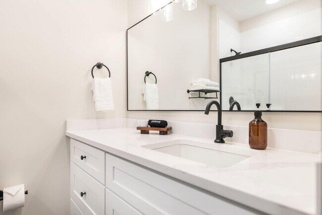 Building Photo - 781 Spring St