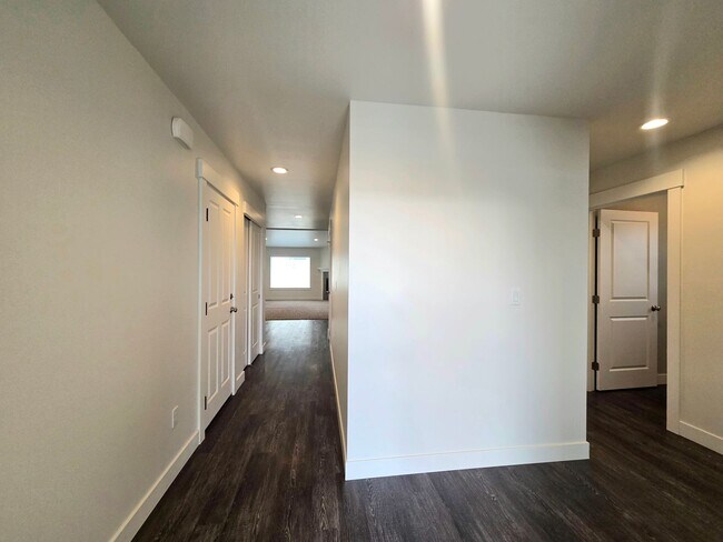 Building Photo - Newer Rambler in Mary Hill Estates!