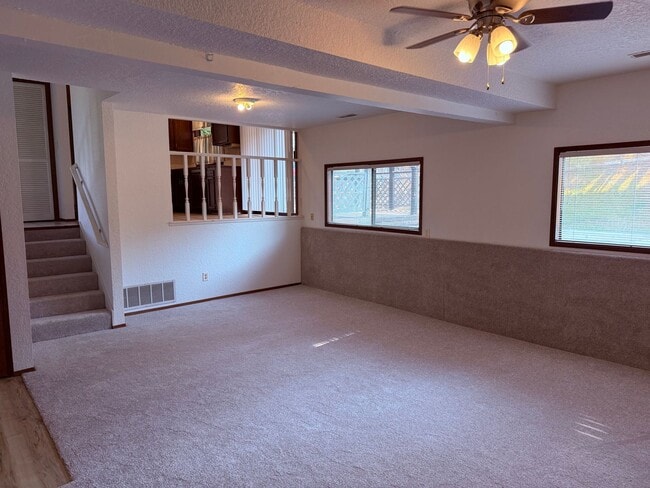 Building Photo - Large 3 BR 2.5 Bath Fenced Yard New Carpet...