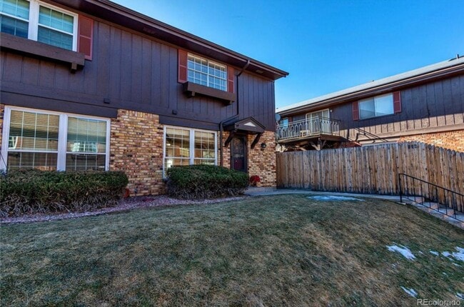 Building Photo - South Denver, 2 bed 2.5 bath Townhome, 2 Car Parking, Close to Light Rail